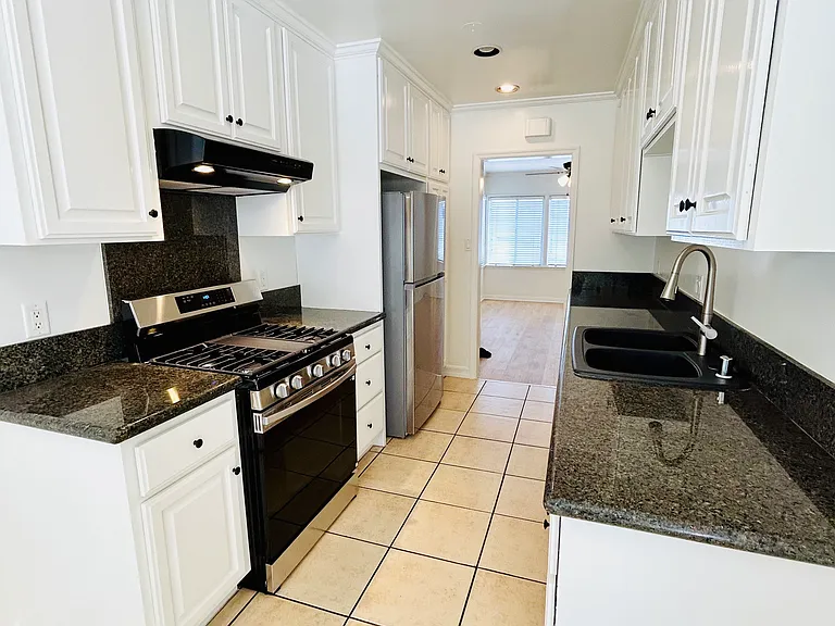 1214 W Victory Blvd — Photo 2