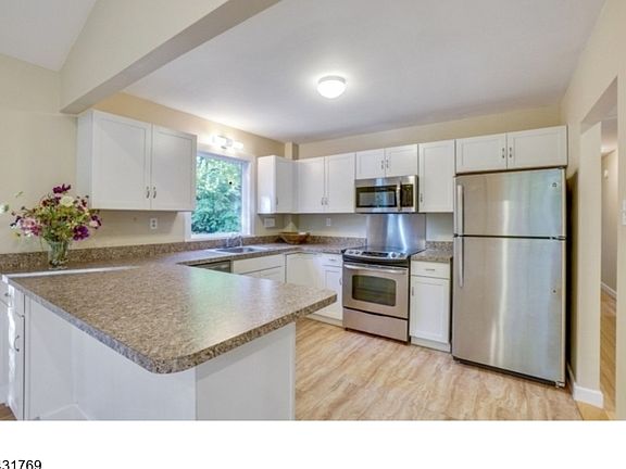 3rd image of 67 River Rd