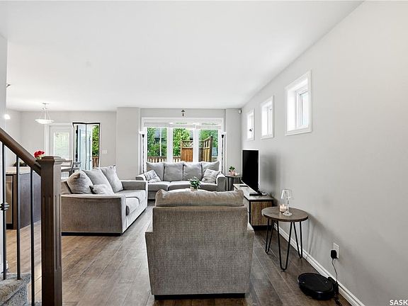 4th image of 302 Dickson CRESCENT