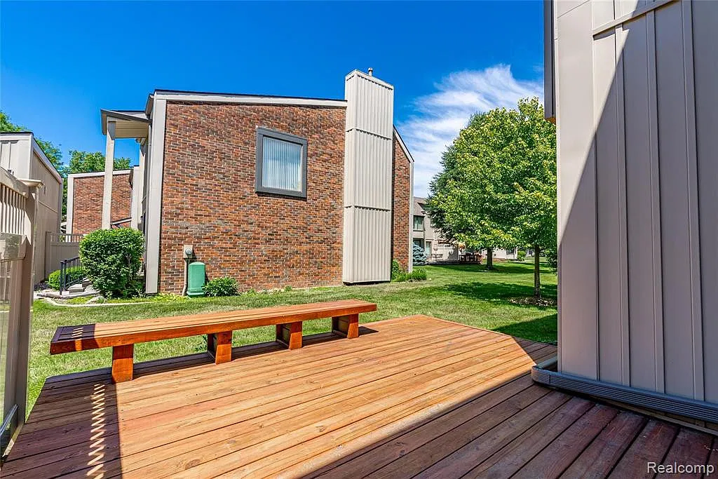 2 bed, 2.5 bath, 2223 sqft, $1,400 — Photo 1