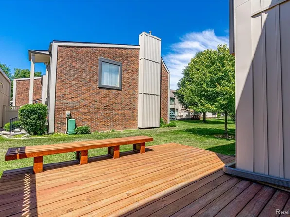 25112 Woodvale Dr S, Southfield, MI 48034
