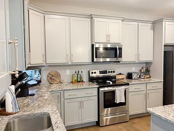 4th image of 735 Crestwood Parkway