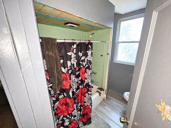 5th image of 7522 S Perry Ave