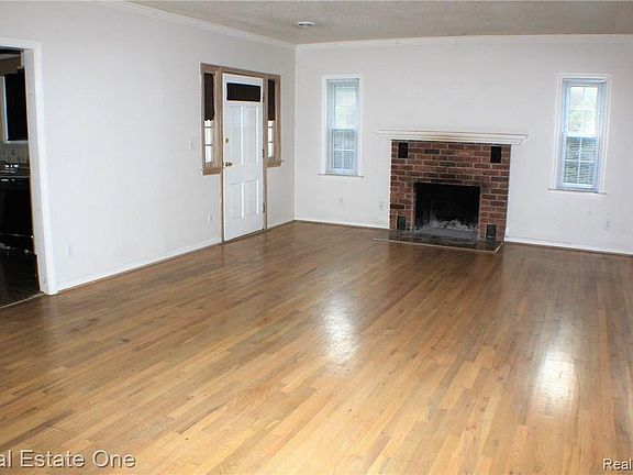 4th image of 22324 Charter St