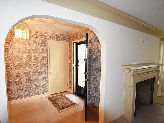 4th image of 61 Poland Manor Dr