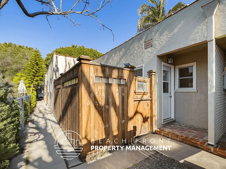 2450 Oak St — Photo 2