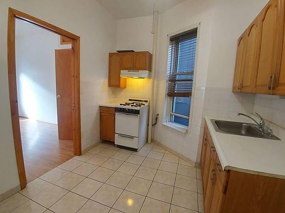 3rd image of 719 5th Ave APT 3