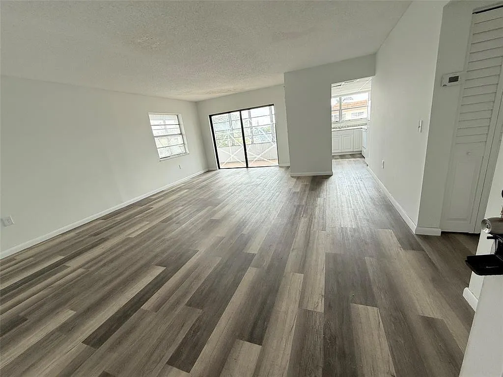 2 bed, 2.0 bath, 975 sqft, $1,800 — Photo 3