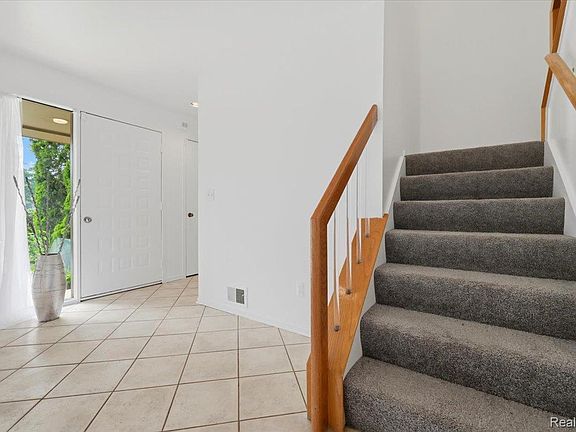 4th image of 1820 S Hill Blvd