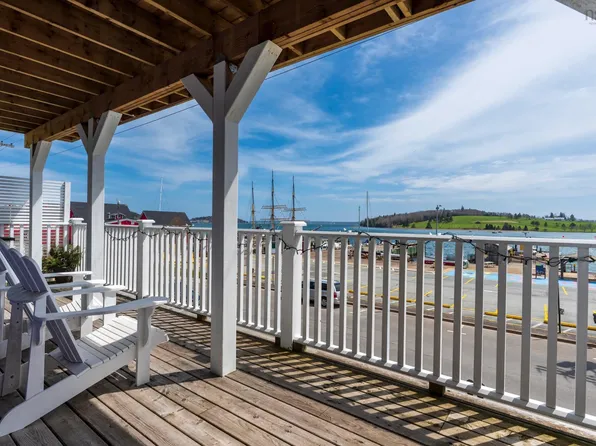 94 Montague St, Lunenburg, NS B0J 2C0