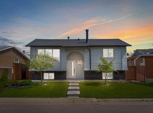 992 W Rundlecairn Way NE, Calgary, AB T1Y 2X2