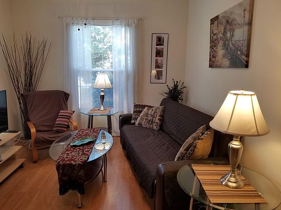 BRIGHT LIVING ROOM