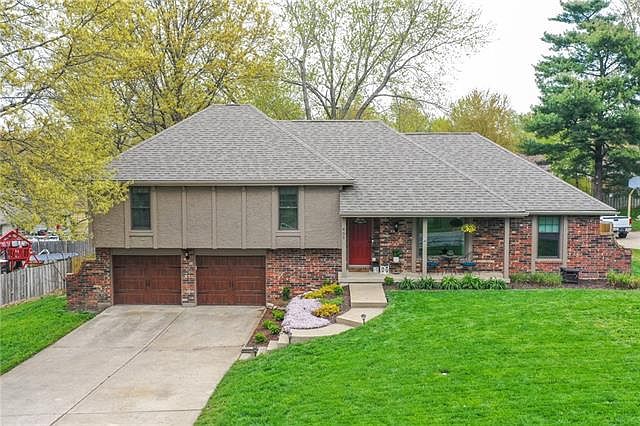 1st image of 405 NE Golfview Dr
