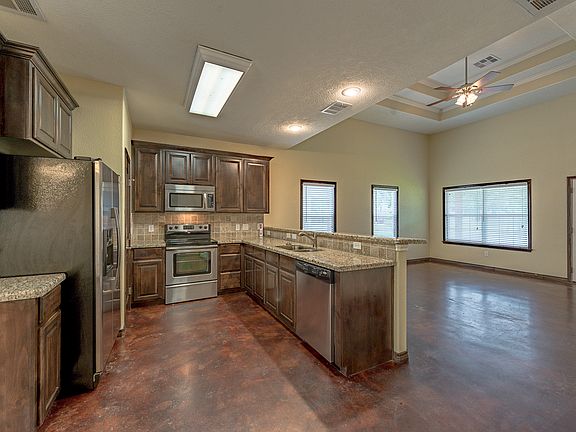 5th image of 823 Churchill St