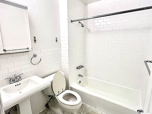 4th image of 322 W 14th St APT 4B