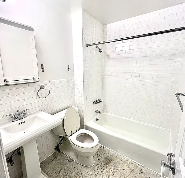 322 W 14th St #4B — Photo 4