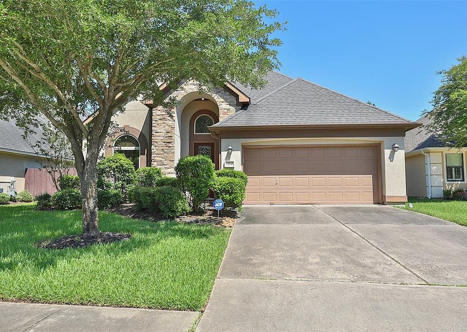 1st image of 1560 Garden Lakes Dr