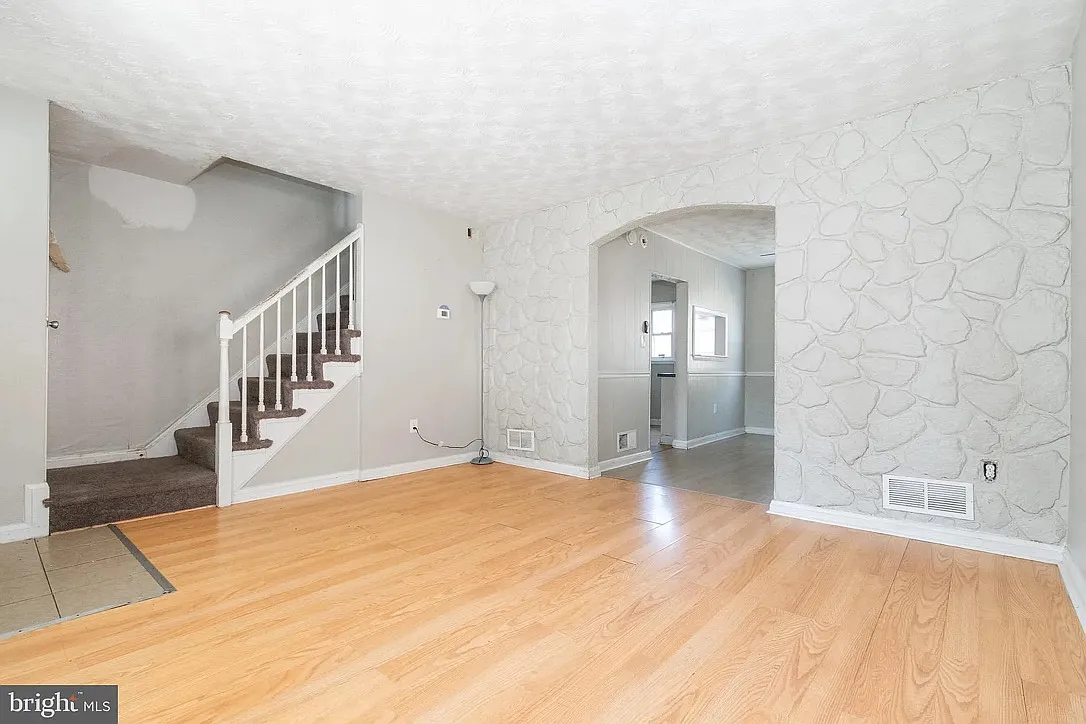 4 bed, 1008 sqft, $2,000 — Photo 1