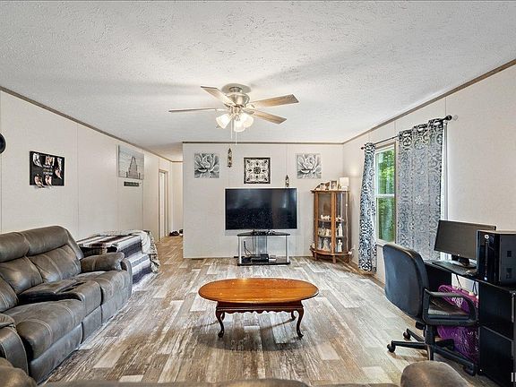 4th image of 209 S Indiana St