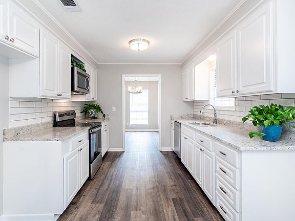 3rd image of 105 Pecan Grove Dr