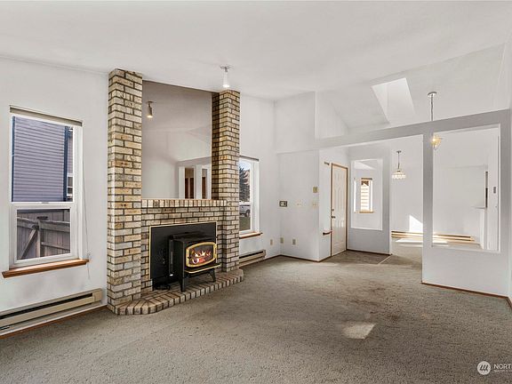 Pellet stove, vaulted ceilings.>