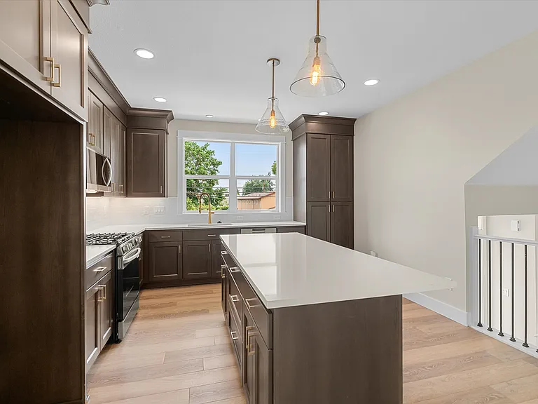 349 SE Walnut St — Photo 3
