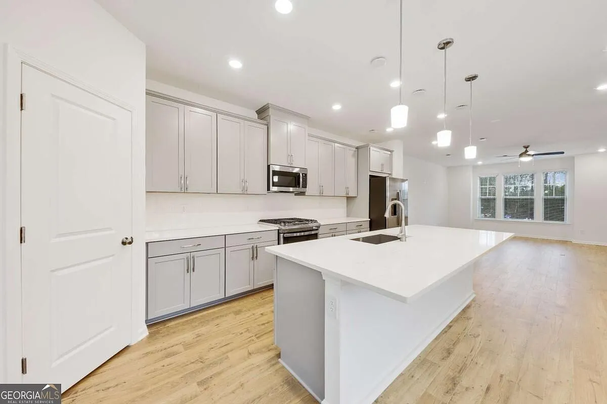 4 bed, 3.5 bath, 2430 sqft, $3,295 — Photo 2