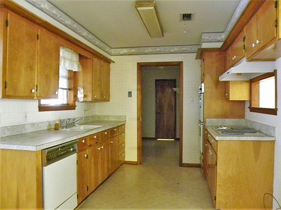 5th image of 126 Evergreen Dr