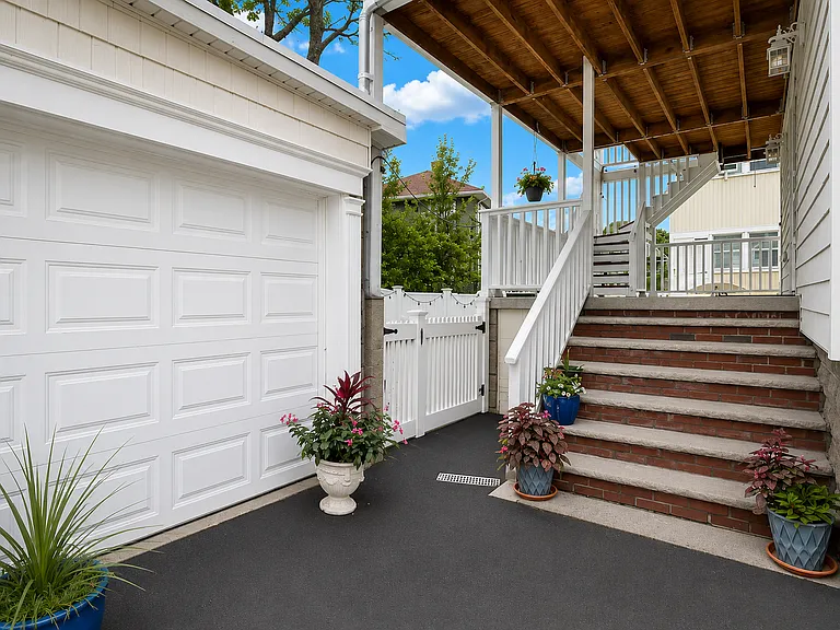 8 Maplewood St — Photo 4