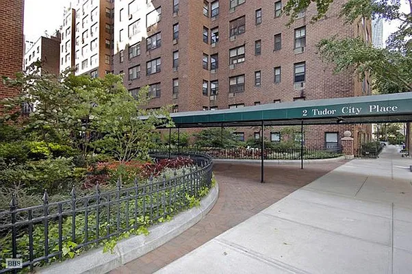 Sold by R New York | media 7