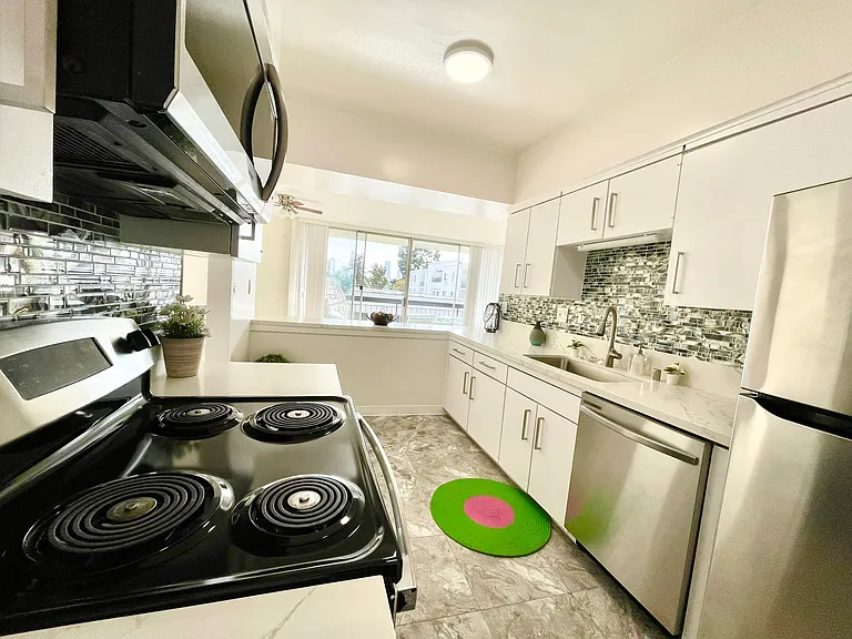 Occidental Towers Apartments — Photo 71