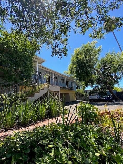 quiet off street 6 unit well-landscaped downtown, close to State Street