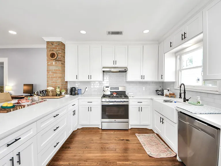 916 W Cottage St — Photo 15