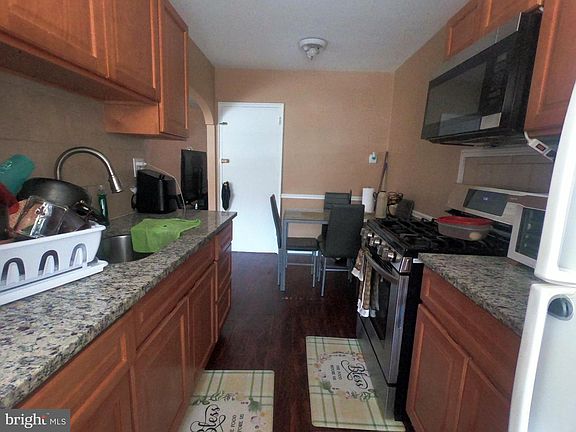 3rd image of 6921 Sylvester St