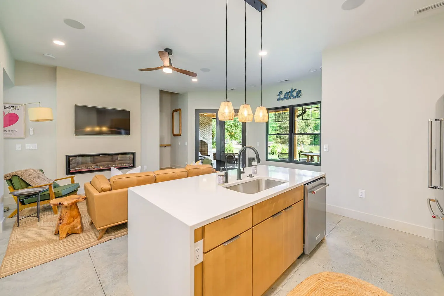 3 bed, 3.0 bath, 2497 sqft, $6,977 — Photo 4