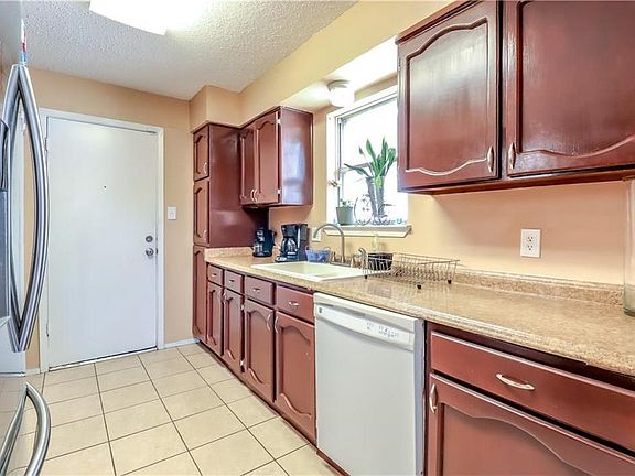 3rd image of 1706 Windsor Dr