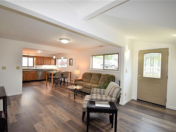 5th image of 560 Crestwood Dr