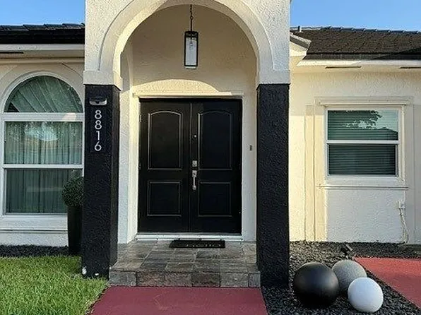 8816 NW 149th Ter, Miami Lakes, FL 33018