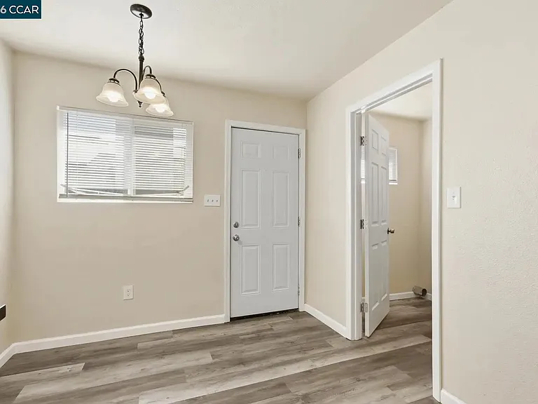 2225 E Myrtle St — Photo 7