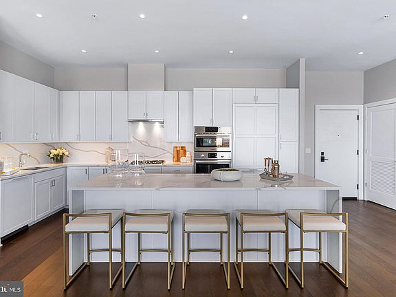 5th image of 925 N Fairfax St #Penthouse 02