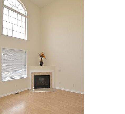 3rd image of 1075 Vauxhall Dr