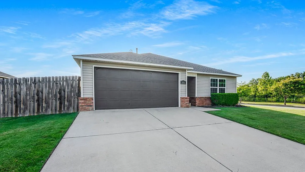 3 bed, 2.0 bath, 1380 sqft, $1,695 — Photo 2