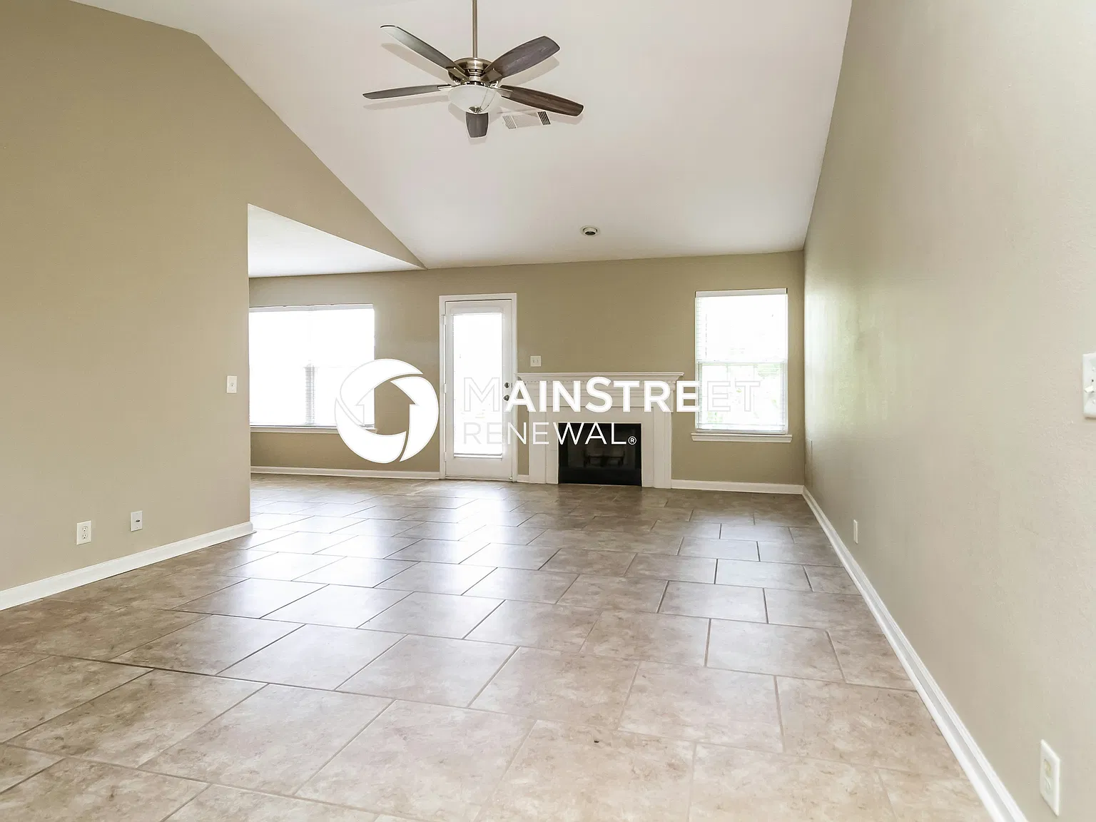 817 Winchester Close — Photo 3