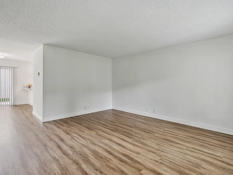 Beachmont Apartments — Photo 14