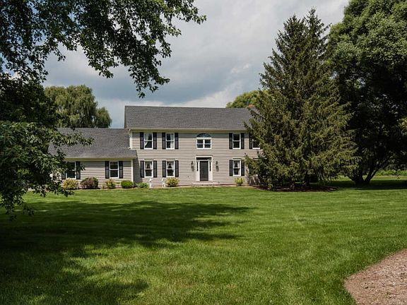 3rd image of 7 Greenbriar Ln