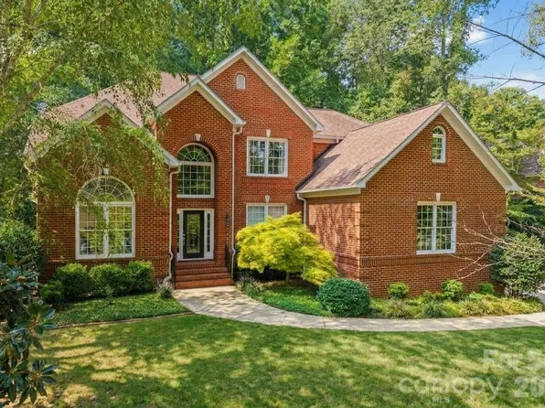 919 Thorn Ridge Ln, Lake Wylie, SC 29710