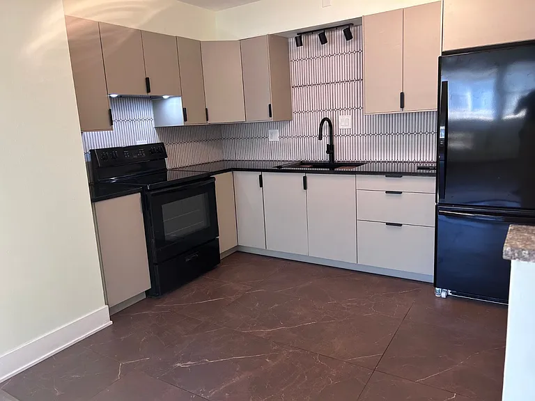 314 Beach Ave — Photo 2