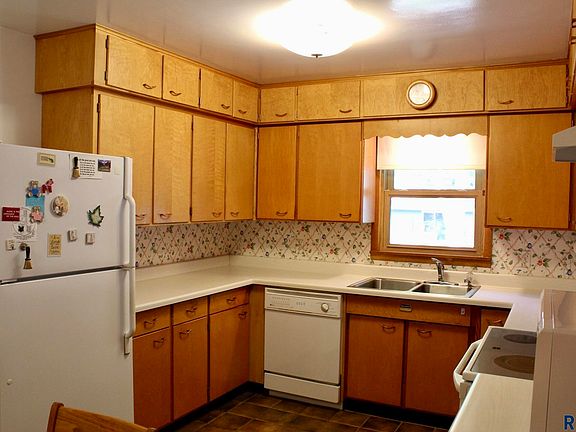 4th image of 1115 Elmhurst Ave N