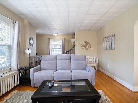 5th image of 104 Prospect St