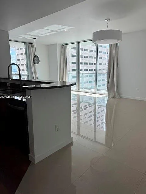 Met 1 Condo — Photo 3